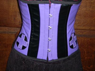 serre taille nurse en vinyl noir et violet