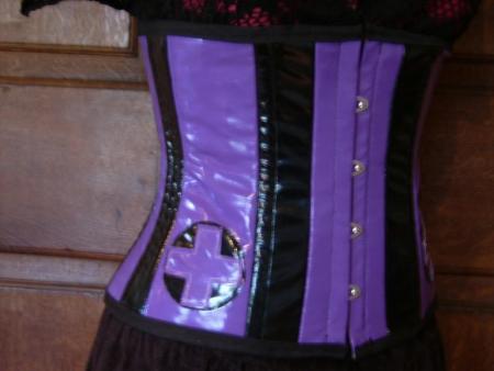 serre taille nurse en vinyl noir et violet