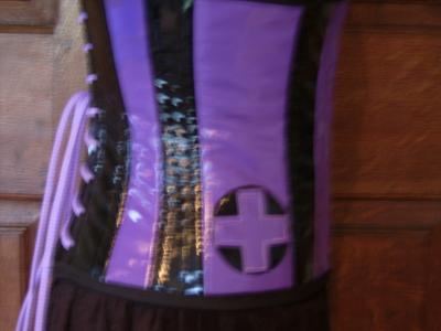 profil de mon serre taille nurse en vinyl noir et violet