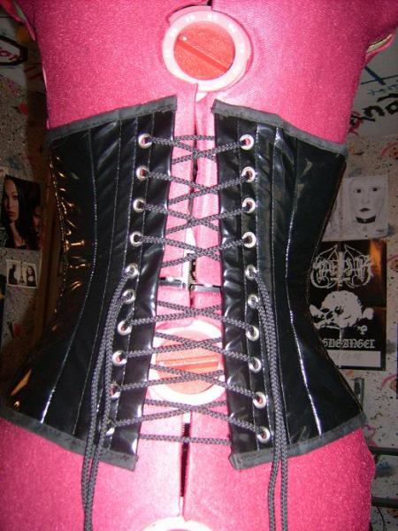 dos du serre taille en vinyl noir