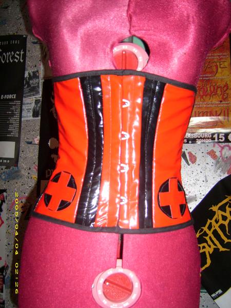 serre taille cyber nurse rouge et noir
