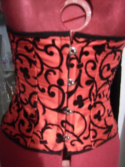 serre taille baroque rouge et noir