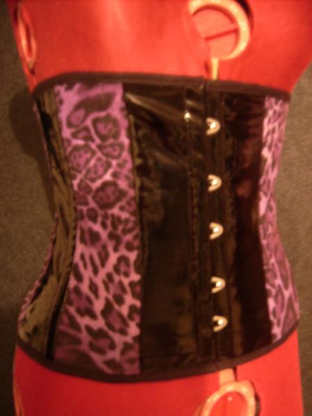 serre taille en vinyl noir et leopard violet