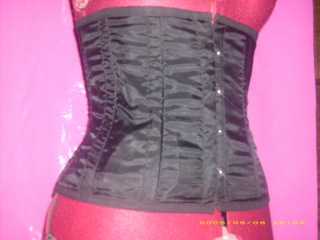 serre taille en satin noir pour Mathide ^^
