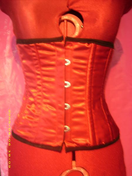 serre taille en satin rouge de Léonie