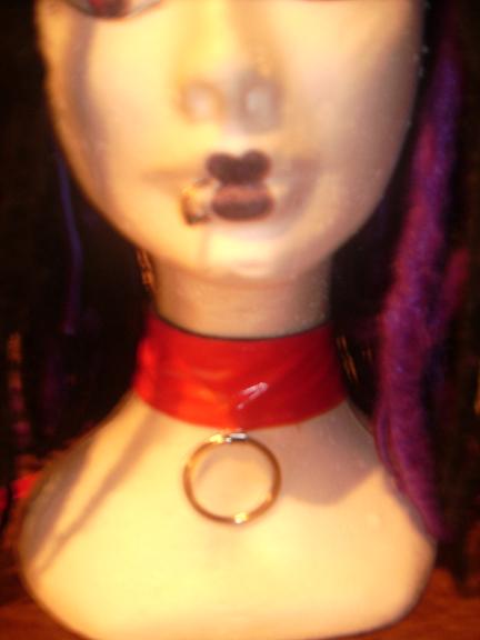 colier de soumission en vinyl rouge