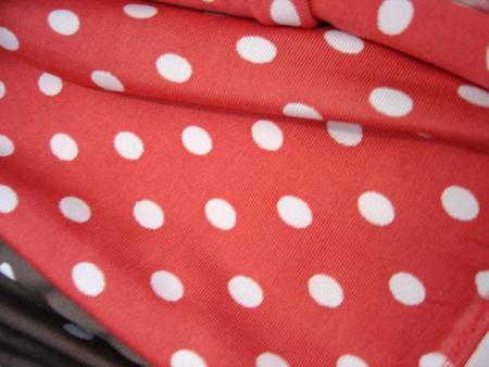 tissus rouge poids blancs