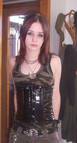 Jolie miss avec son serre taille en vinyl noir ^^